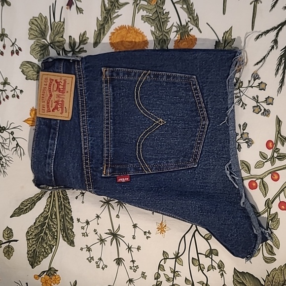 Levis 501 Cuttoffs~ SHORT and Cheeky~Women's Large, Dark Wash,  Button Fly - Picture 1 of 6